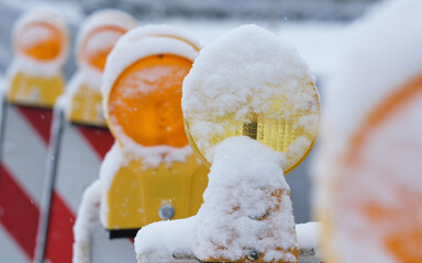 Warnleuchten an einer Stra&szlig;enbaustelle im Winter