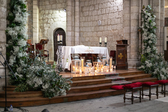 iglesia, religi&oacute;n, interior, ceremonia, preparaci&oacute;n, misa, casamiento, orar, celebraci&oacute;n, bendecir, cruz, ara, casa de Dios, piedra, velas, orar