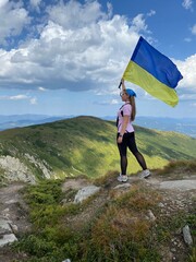 Obraz premium girl hiker in the mountains
