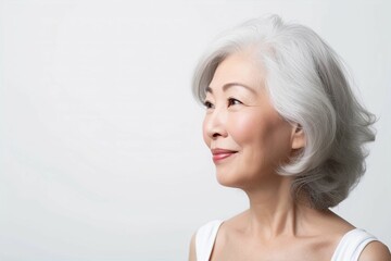 日本人シニア女性の横顔（おばあさん・おばあちゃん・アジア人・白背景・背景なし）	