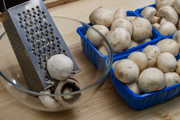 Przygotowanie grzybów na zupę grzybową, pieczarki i tarka © Paweł Kacperek