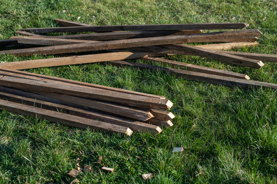 Benjeshecke aus Totholz im Garten selber bauen, Pfosten aus Holz einschlagen
