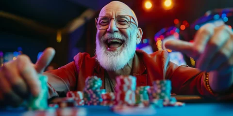 Foto op Plexiglas Spieler sitzt im Casino am Spieltisch und gewinnt © stockmotion