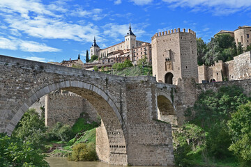 Fototapeta na wymiar Toledo, il Ponte di Alcántara sul fiume Tago e la città vecchia con l'Alcazar - Spagna