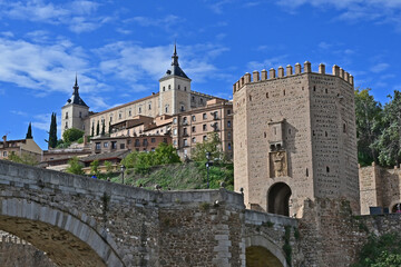 Fototapeta na wymiar Toledo, il Ponte di Alcántara sul fiume Tago e la città vecchia con l'Alcazar - Spagna
