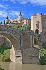 Obraz premium Toledo, il Ponte di Alcántara sul fiume Tago e la città vecchia con l'Alcazar - Spagna