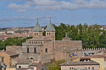 Toledo, panorama della città con la Puerta de Bisagra - Spagna 