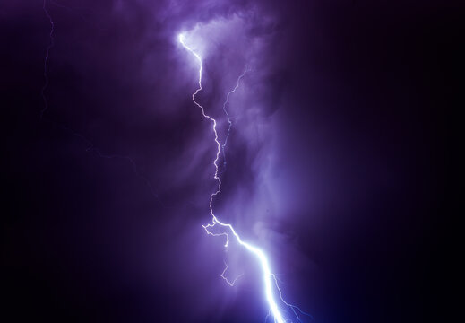 Detalle de un rayo cayendo en una tormenta entre las nubes