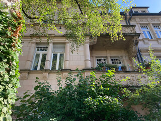 Altbaufassaden und Straßenbegrünung in Heidelberg