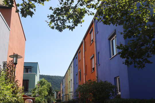 Farbenfrohe Reihenhaussiedlung in Heidelberg, Deutschland