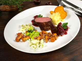 Rehrücken mit Pfifferlingen, Rosenkohl und Kartoffelpüree