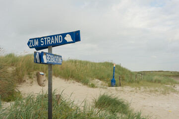 Wegweiser "Zum Strand" auf Langeoog am Strand bei den Dünen 