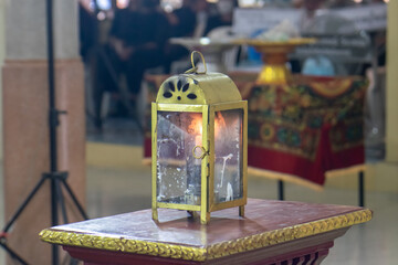 Funeral lamps in glass cabinets use natural energy, oil, and candles.