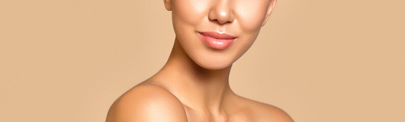 Obraz premium Portrait of pretty young girl and bare shoulders, looking away w