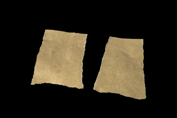 macrofotografia su fondo nero di due pezzi di carta
