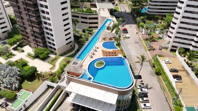 Piscina com predios e carros envolta, imagem linda e bem nitida (Swimming pool with buildings and cars surrounded, beautiful and very clear image)