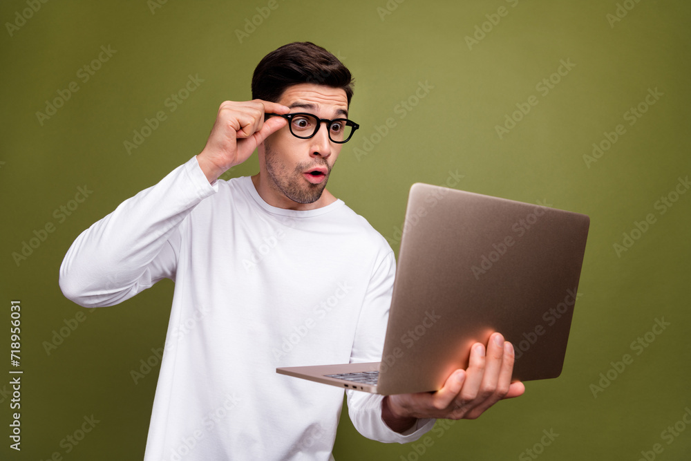 Aufkleber photo of surprised brunet hair programmer man in white jumper looking netbook find bug code applicat