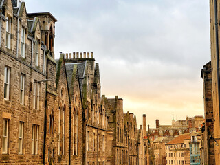 Fototapeta na wymiar Historical houses along High Street in the old town of Edinburgh