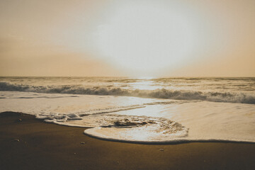 Tranquil Shorelines: Sunrise and Sunset Bliss with Waves / Costas Tranquilas: Amanecer y Atardecer...