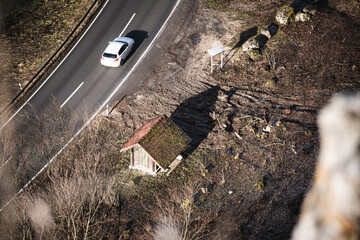 Haus, Straße und Auto von oben