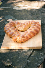 Hefezopf in Herzform