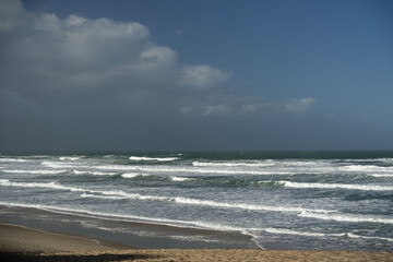 Fototapeta na wymiar Plage de la côte atlantique avec des vagues et un ciel bleu. Sable. Océan Atlantique