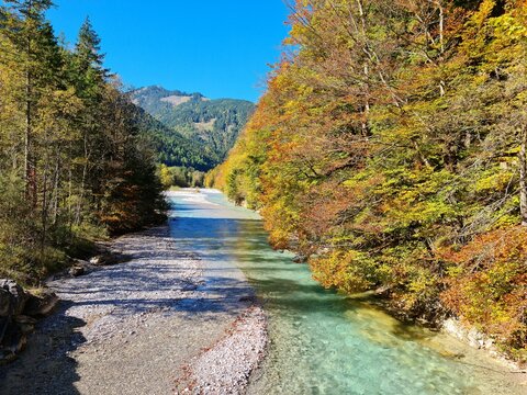 Flusslandschaften im Engtal im Herbst