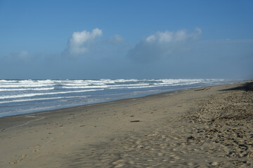 Fototapeta na wymiar Plage de la côte atlantique avec des vagues et un ciel bleu. Sable. Océan Atlantique