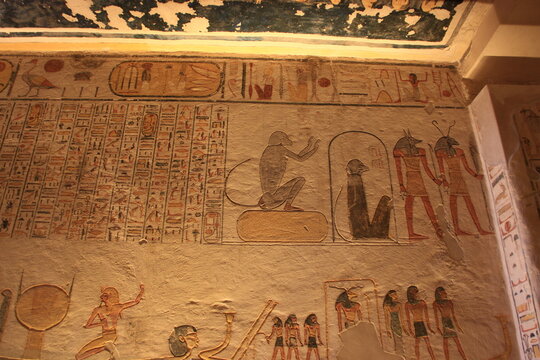 Hiéroglyphes et peintures de la tombe de Ramsès IX (vallée des rois,Egypte)