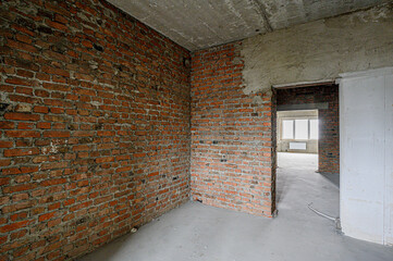 Obraz premium rough repairs for self-finishing. interior decoration, bare walls of the room, stage of construction. interior apartment room