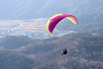 I enjoy paragliding on a windy day