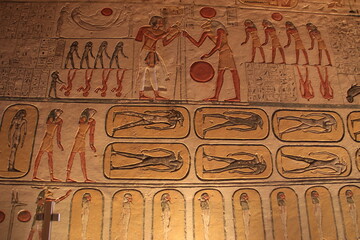 Hiéroglyphes cartouches et peintures de la tombe de Ramsès IX (vallée des rois,Egypte)