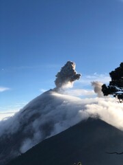 Volcal en éruption avec des nuages passant sur le volcan, Guatemala