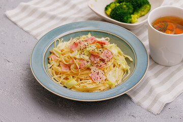 キャベツとベーコンのパスタ