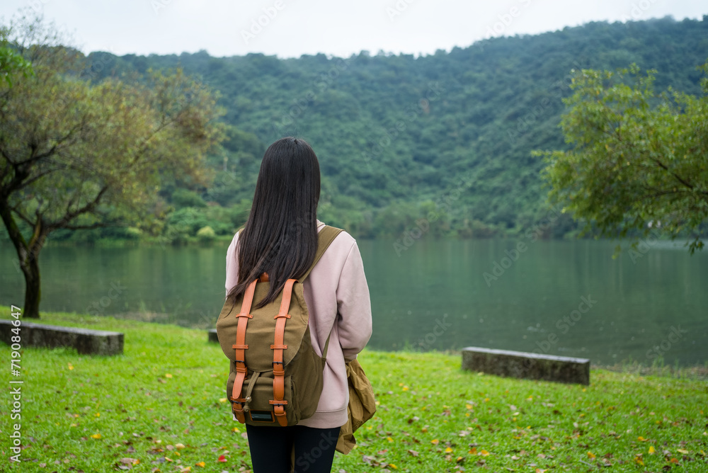 Poster travel woman in the green lush lake