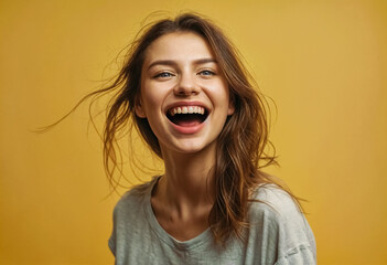Ritratto di una ragazza sorridente su sfondo giallo - obrazy, fototapety, plakaty