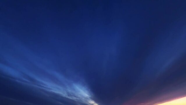 stimmungsvoller blauer Himmel mit vorbeiziehenden Wolken im Zeitraffer, Sonnenuntergang, Himmel mit Wolken