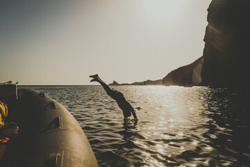 person on vacation jumping headfirst into the sea from a boat, persona de vacaciones saltando al...