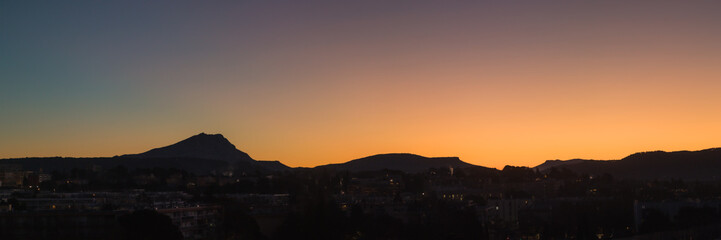 Obraz premium the Sainte Victoire mountain in the light of a winter morning