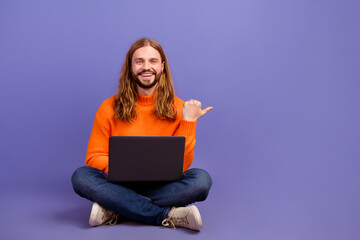 Full length photo of blond guy with apple macbook pro recommend download software point finger mockup isolated on purple color background - obrazy, fototapety, plakaty