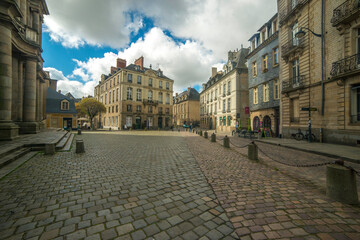 centre historique et rues pavées à Rennes en Bretagne, la rue de la monnaie - obrazy, fototapety, plakaty