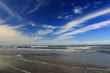 Nuvole bianche e cielo blu con paesaggio marino