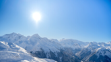 Montagne en hiver sous la neige avec un ciel bleu