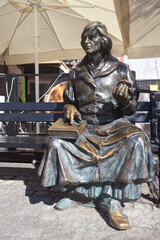 Pomnik astronoma siedzącego na ławce w Grudziądzu, Poland