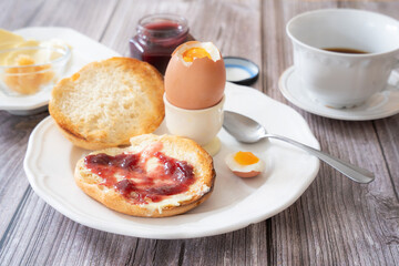Semmel getoastet mit Butter und Marmelade und weichem Ei zum Frühstück - Single Frühstück