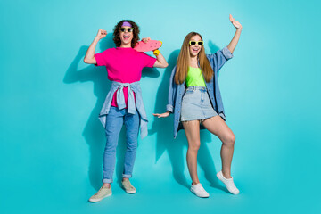 Obraz premium Full length photo of teenage couple boyfriend with girlfriend wear cool sunglasses holding skateboard isolated on cyan color background