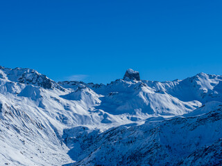 pierra menta dans le beaufortain, secteur arêches, en hiver, avec neige sur les sommets voisins et beau ciel bleu.
