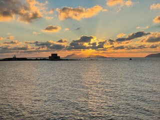 Fototapeta na wymiar tramonto sul mare con nuvole