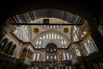 Obraz premium Paisaje típico de la ciudad con antiguas mezquitas en la ciudad árabe arquitectura islámica en estructura urbana religión islámica tradición cultural en la ciudad turca