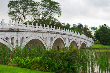 Fototapeta premium White bridge in the Chinese Garden park